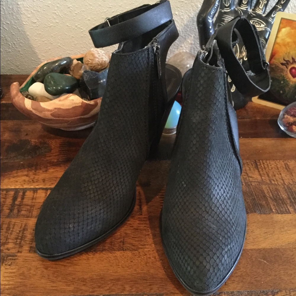 Kenneth Cole REACTION booties size 9